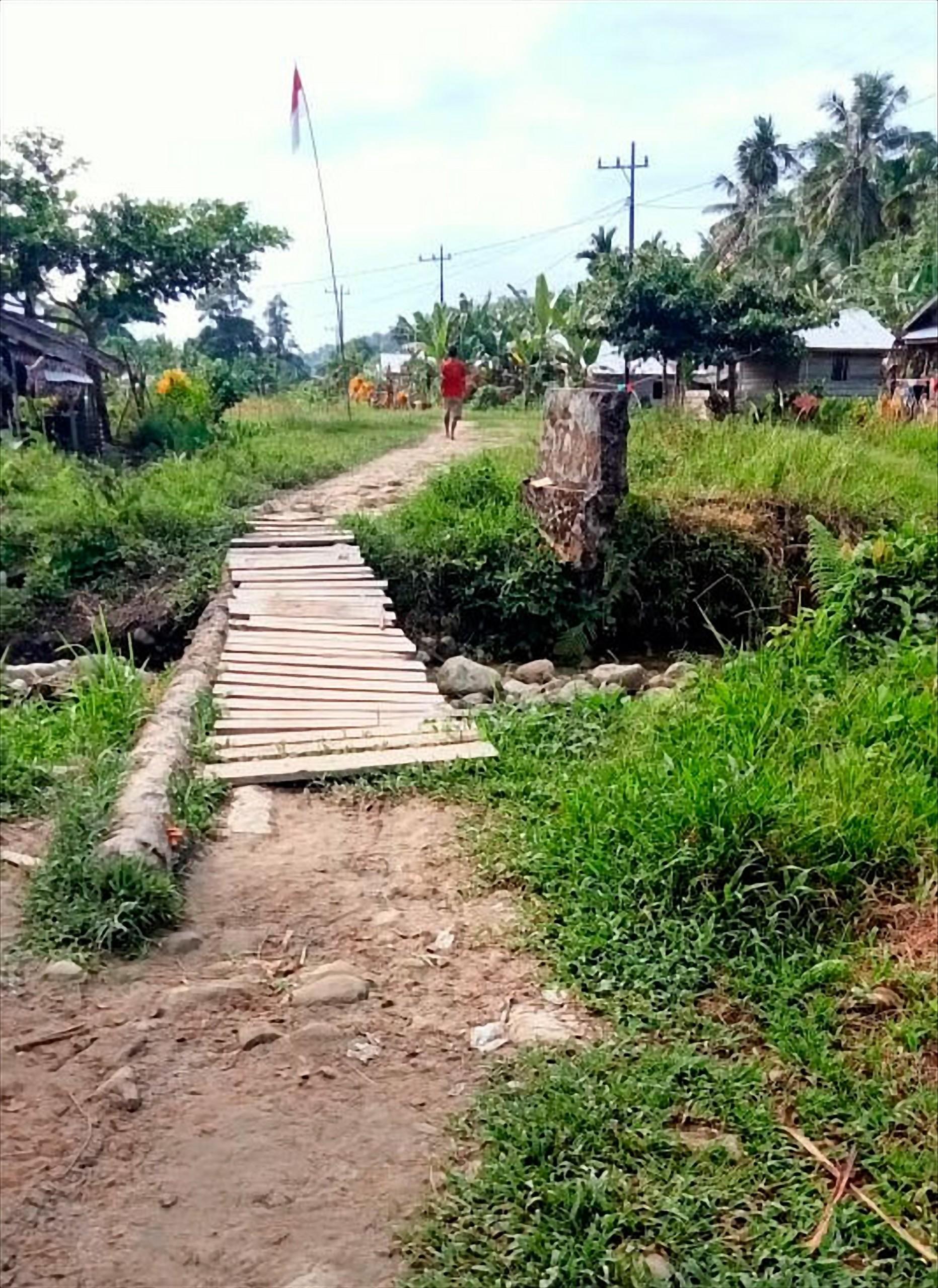 The--dirt-road-connecting-the-village-in-Madobag_kuva_Kylvaja