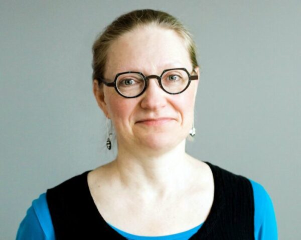 Kuurojen Liiton tutkijan Leena Savolaisen mielestä jokainen sanan ja viittoma on pienen tutkimuksen kohde. Kuva: Heidi Koivisto-Robertson.