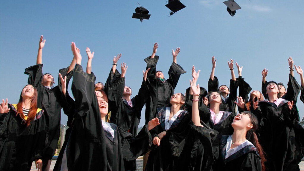 Itä-Aasian koulutustyö: Valmistuneet