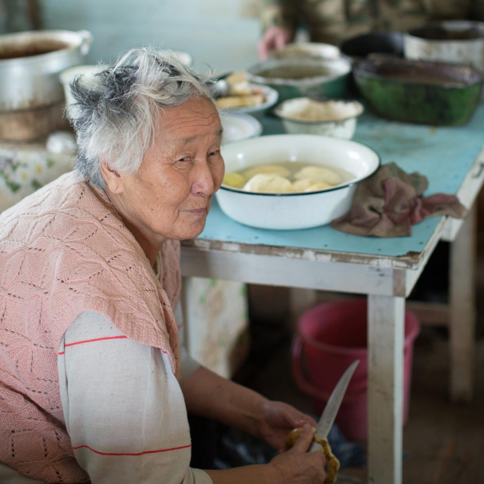 Lähetystyö Burjatiassa: nainen laittaa ruokaa